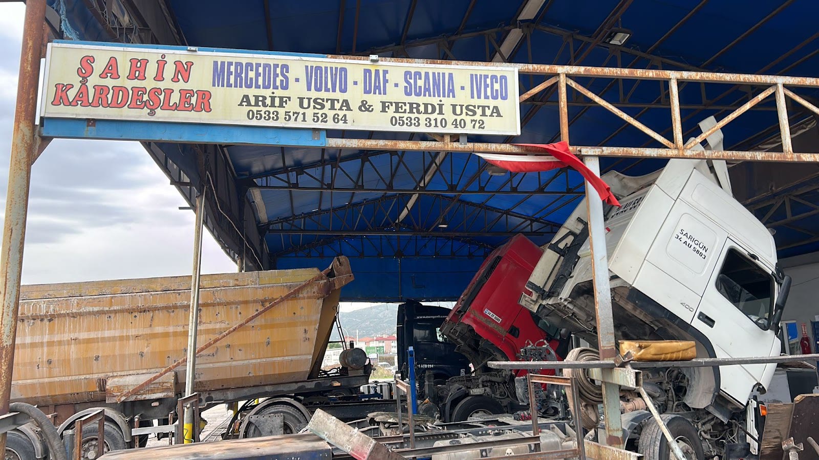Şahin Kardeşler tabelası altında kabini kaldırılmış çekiciler